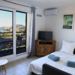 pièce principale de l'appartement à collioure avec vue sur mer